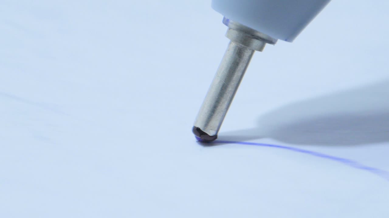 dibujo en papel con bolígrafo azul en primer plano