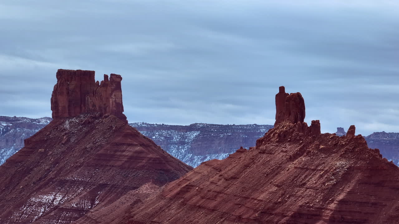 toma aérea giratoria de drones de las torres del desierto de moab, utah
