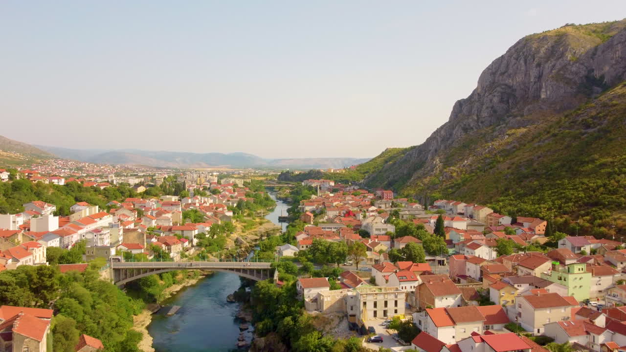 casco antiguo de mostar en bosnia y herzegovina - toma aérea de drones