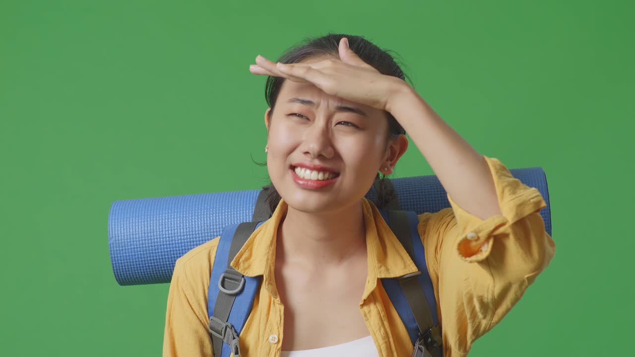 여인 여행자 가 배 을 들고 포즈 를 취 하고 있다