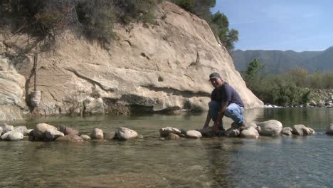 Mann,-Der-Steine-Aus-Einer-Fischbarriere-Auf-Dem-Ventura-Fluss-Reservat-In-Ojai,-Kalifornien,-Entfernt-1