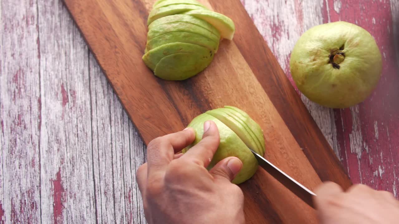 나무 의 절단판 에 구아바 를 잘라내는 것