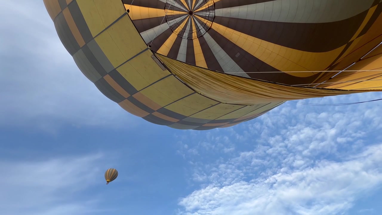 Una mongolfiera pochi secondi prima del decollo nel Parco Nazionale del Serengeti, Tanzania