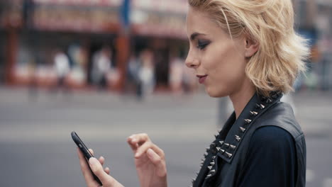 Retrato-En-Cámara-Lenta-De-Una-Feliz-Y-Hermosa-Mujer-Punk-Caucásica-Usando-Un-Teléfono-Inteligente