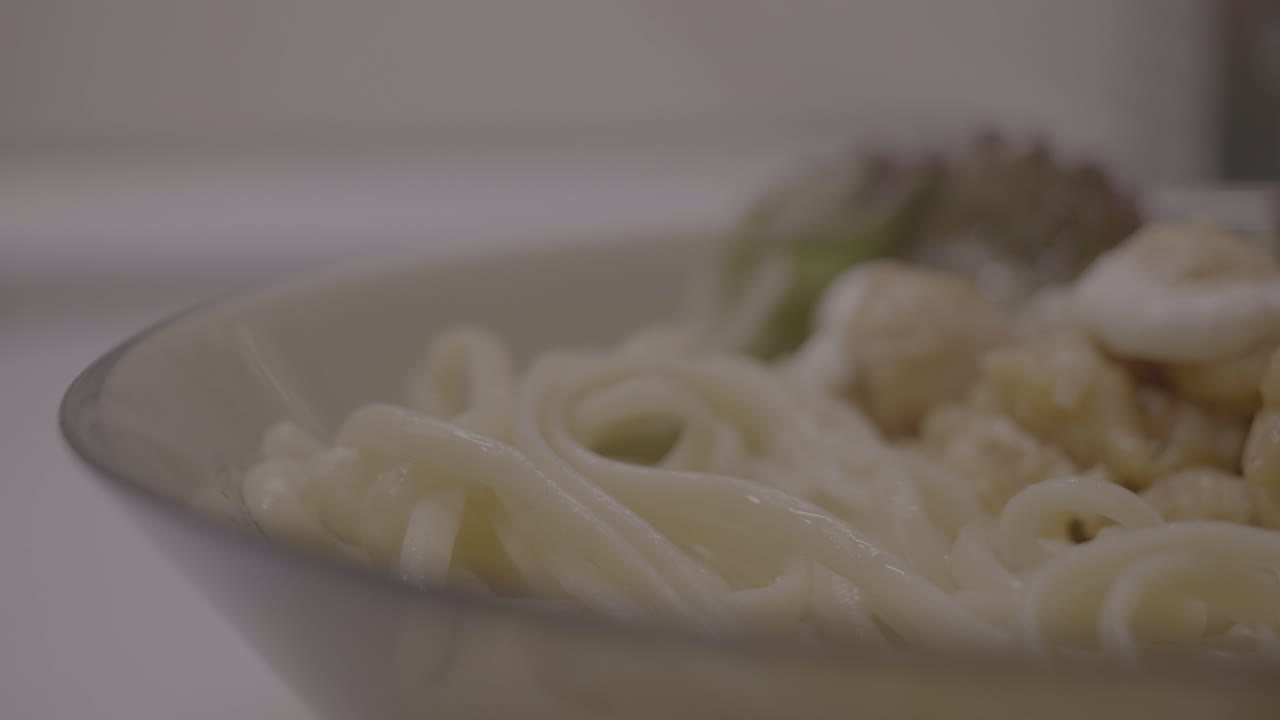 макароны с курицей и салатом