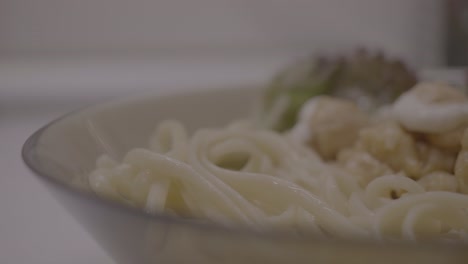 pasta con pollo y ensalada