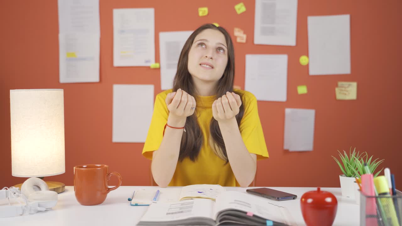 niña orando, pidiendo a los dioses buenos deseos.