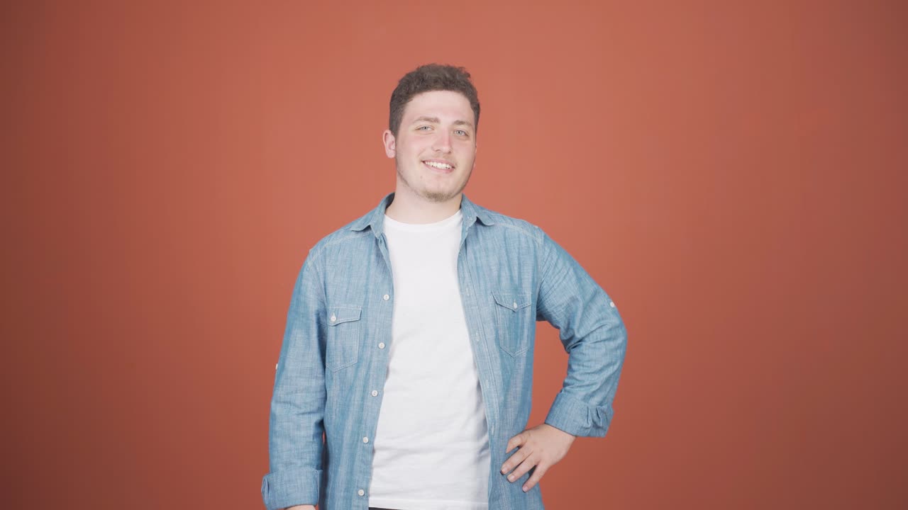 hombre mostrando su mente a la cámara.