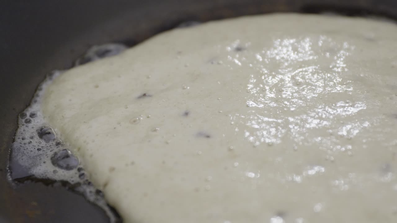 Close-up de Panqueca Cozinhando na Frigideira Enquanto Bolhas Se Formam na Massa
