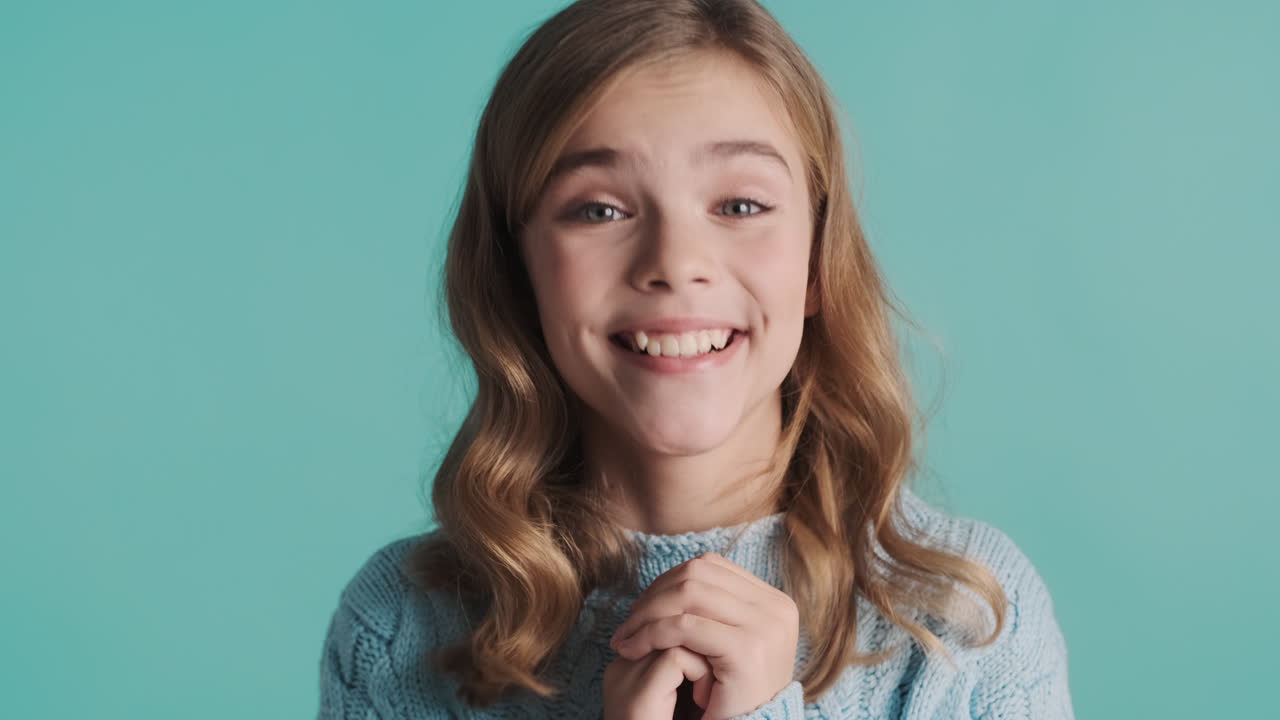 una adolescente caucásica excitada frente a la cámara.