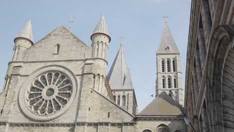 Vista-De-La-Fachada-De-Notre-dame-De-Tournai-Con-Torres,-Catedral-De-Nuestra-Señora,-Tournai,-Municipio-Valón---Bélgica