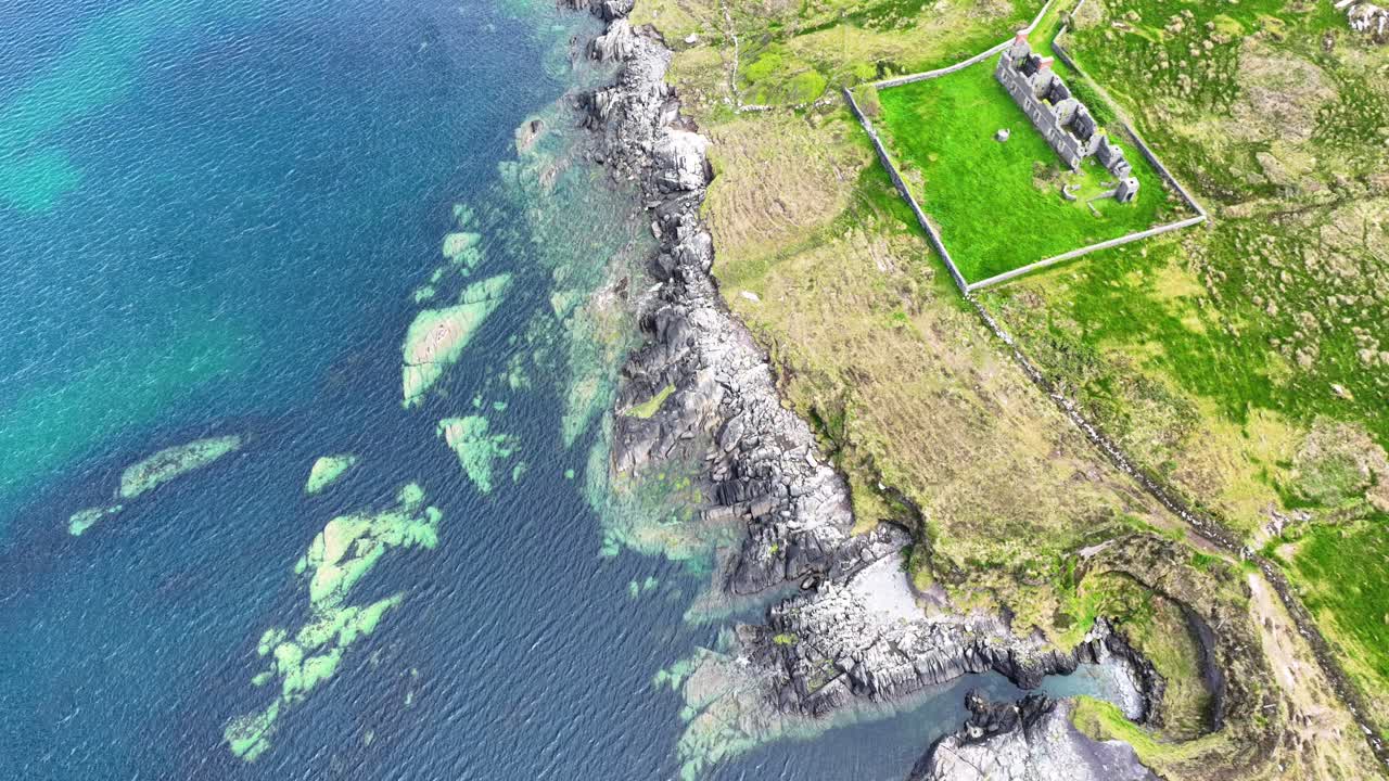 울불한 아일랜드 해안, 웨스트 코크, 버려진 오래된 해안 경비대, 애드리골, 야생 대서양 길, 여름 아침