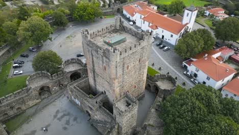 Drohne-Kreist-Um-Den-Turm-Einer-Mittelalterlichen-Burg-Im-Historischen-Stadtzentrum-Von-Braganza,-Portugal