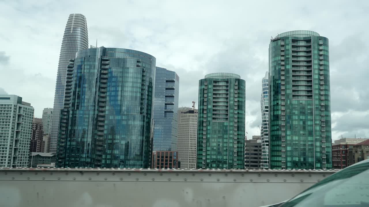 Vista dello skyline urbano degli edifici di San Francisco in una giornata nuvolosa