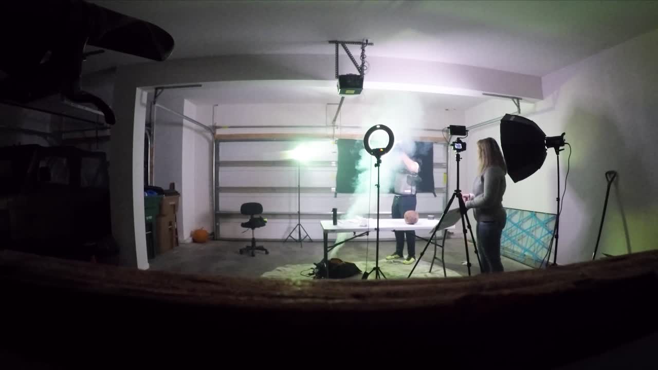 detrás de escena de un comercial de producto filmado en un garaje con un presupuesto limitado