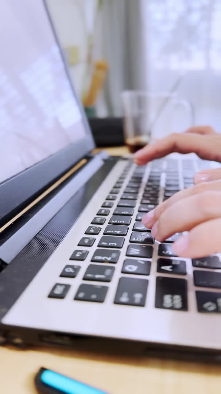 Studenthænder taster på et bærbart tastatur.