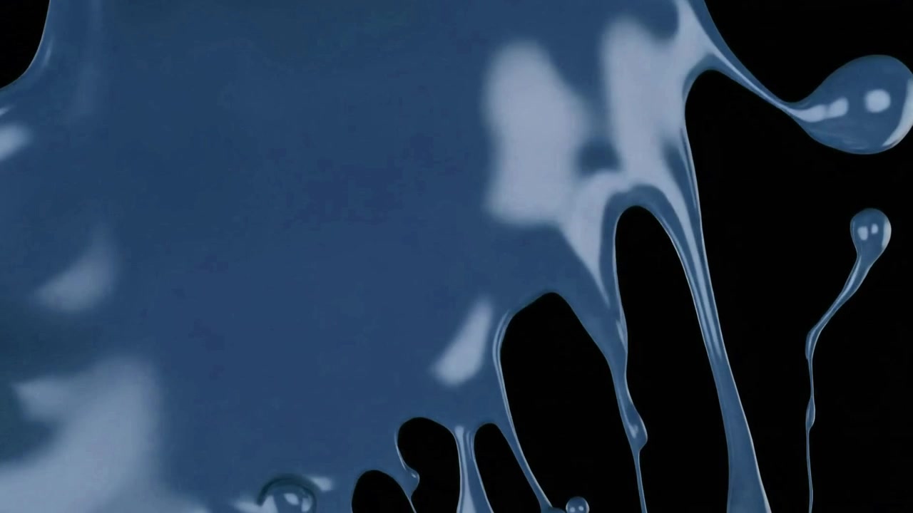 Liquido blu che cola e schizza su sfondo nero