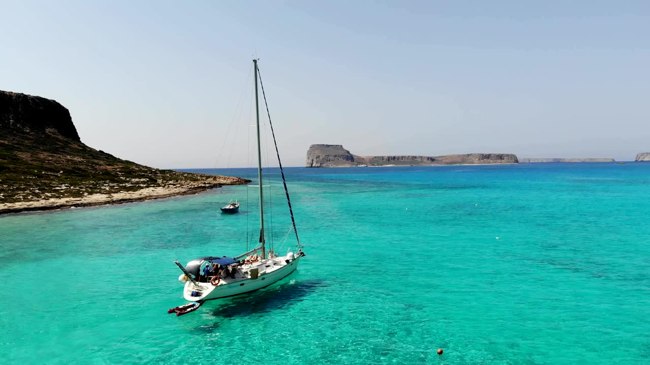 un velero que sale de la laguna en la playa de balos