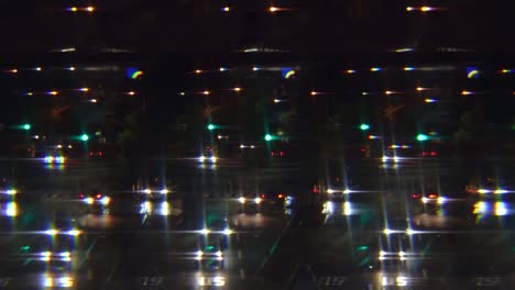 tráfico en la noche lluviosa con filtro de efecto paralelo
