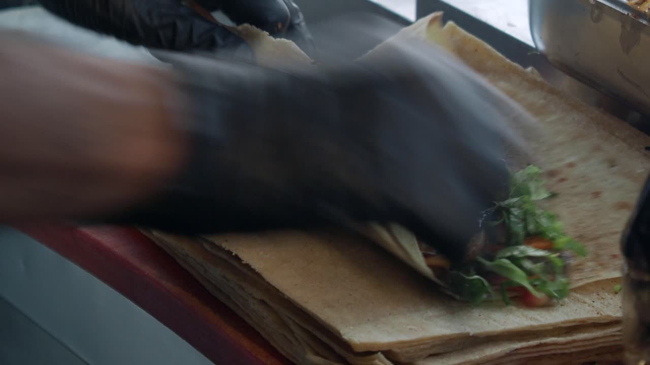 haciendo un delicioso envoltorio de shawarma