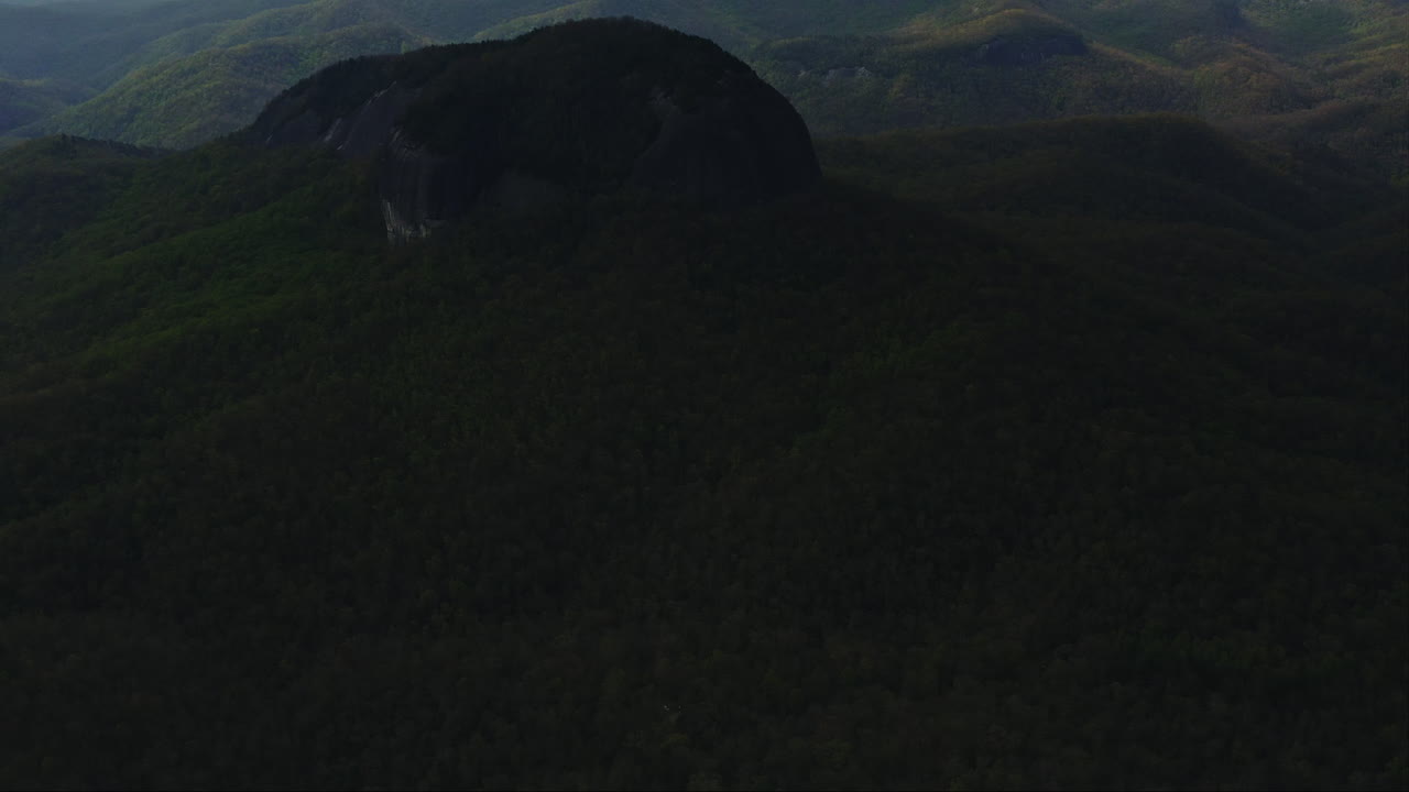 아쉬빌 nc 산맥 위에 아있는 유리 바위
