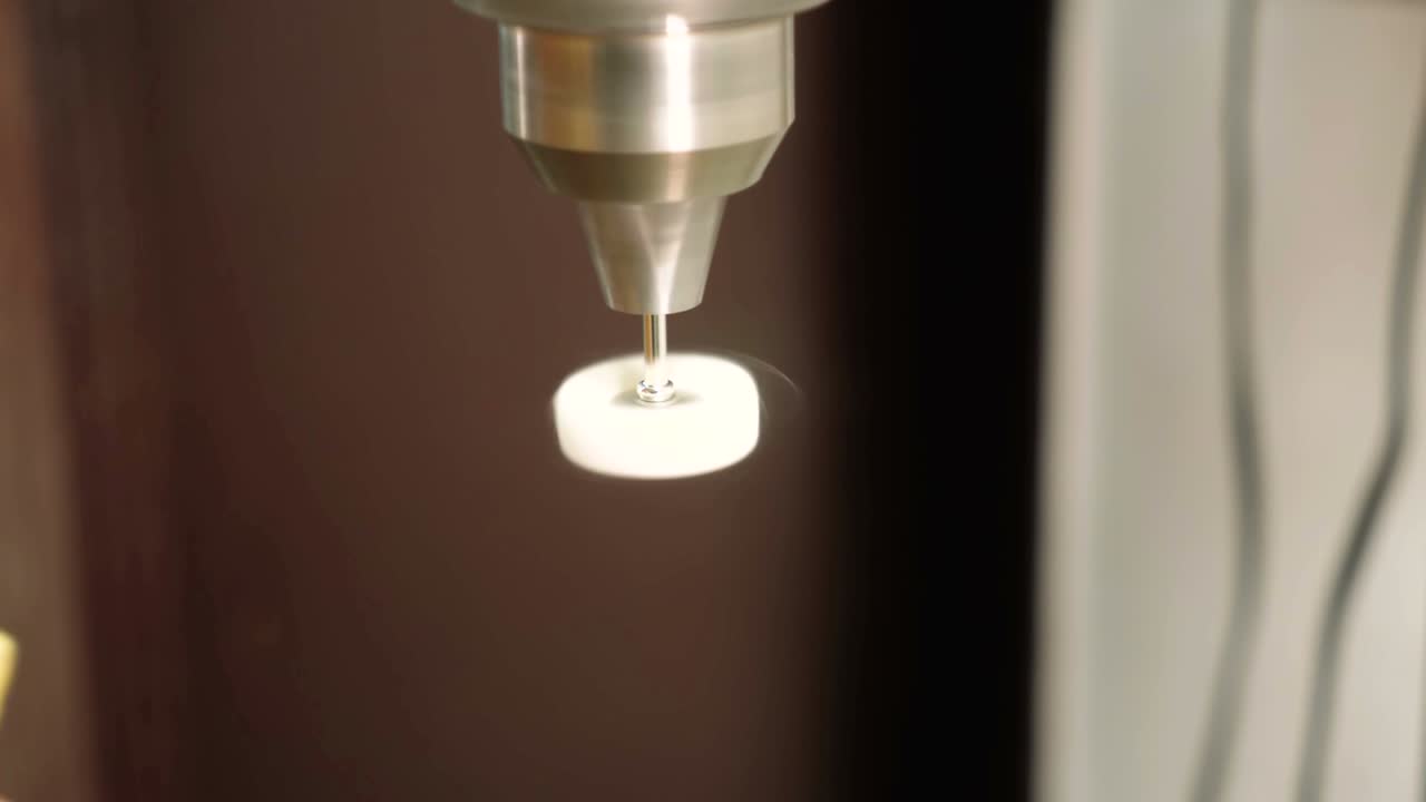 molienda de una hoja de metal video de stock