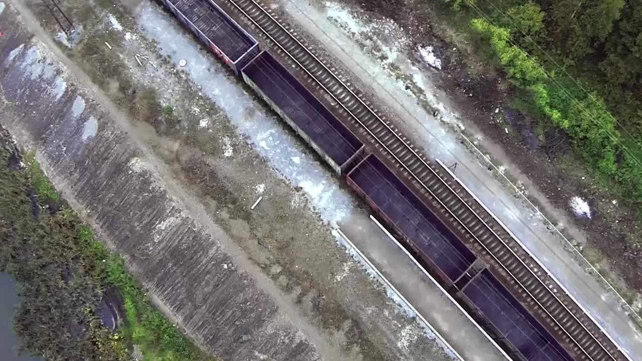 철도 트랙 에 있는 열차 차량 의 공중 사진