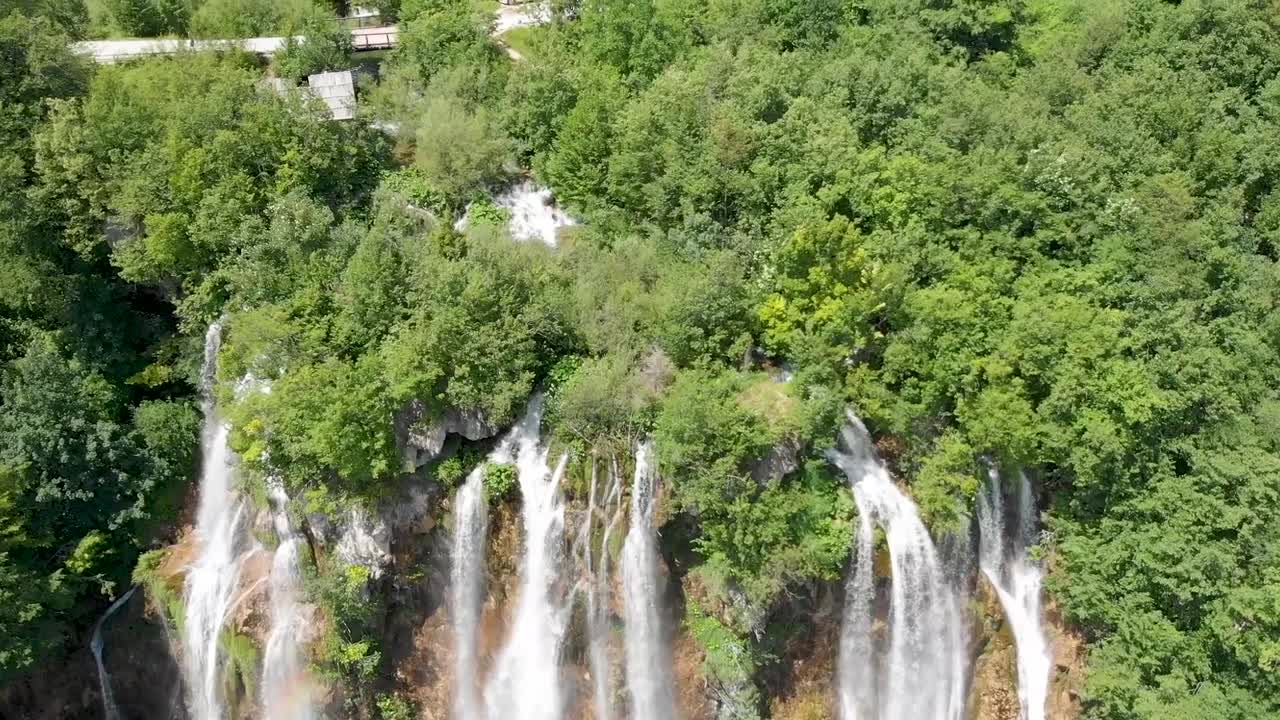 volando sobre una cascada alta en croacia
