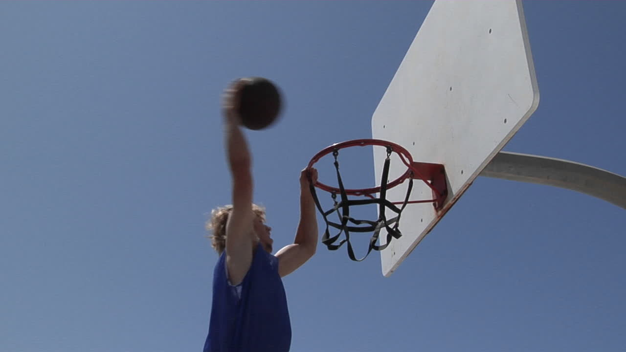 계단 사다리에 서서 농구 선수가 슬램 덩크 1