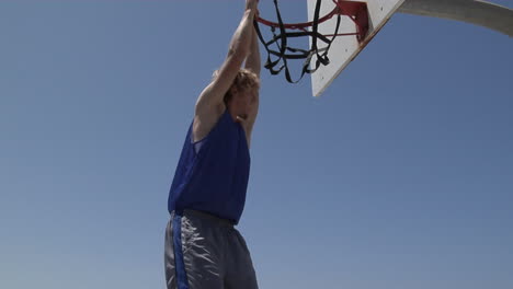 Ein-Basketballspieler-Knallt-Dunks,-Während-Er-Auf-Einer-Trittleiter-Steht-1