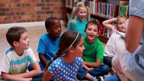 Schüler-Sitzen-In-Der-Bibliothek-Und-Hören-Ihrem-Lehrer-Zu