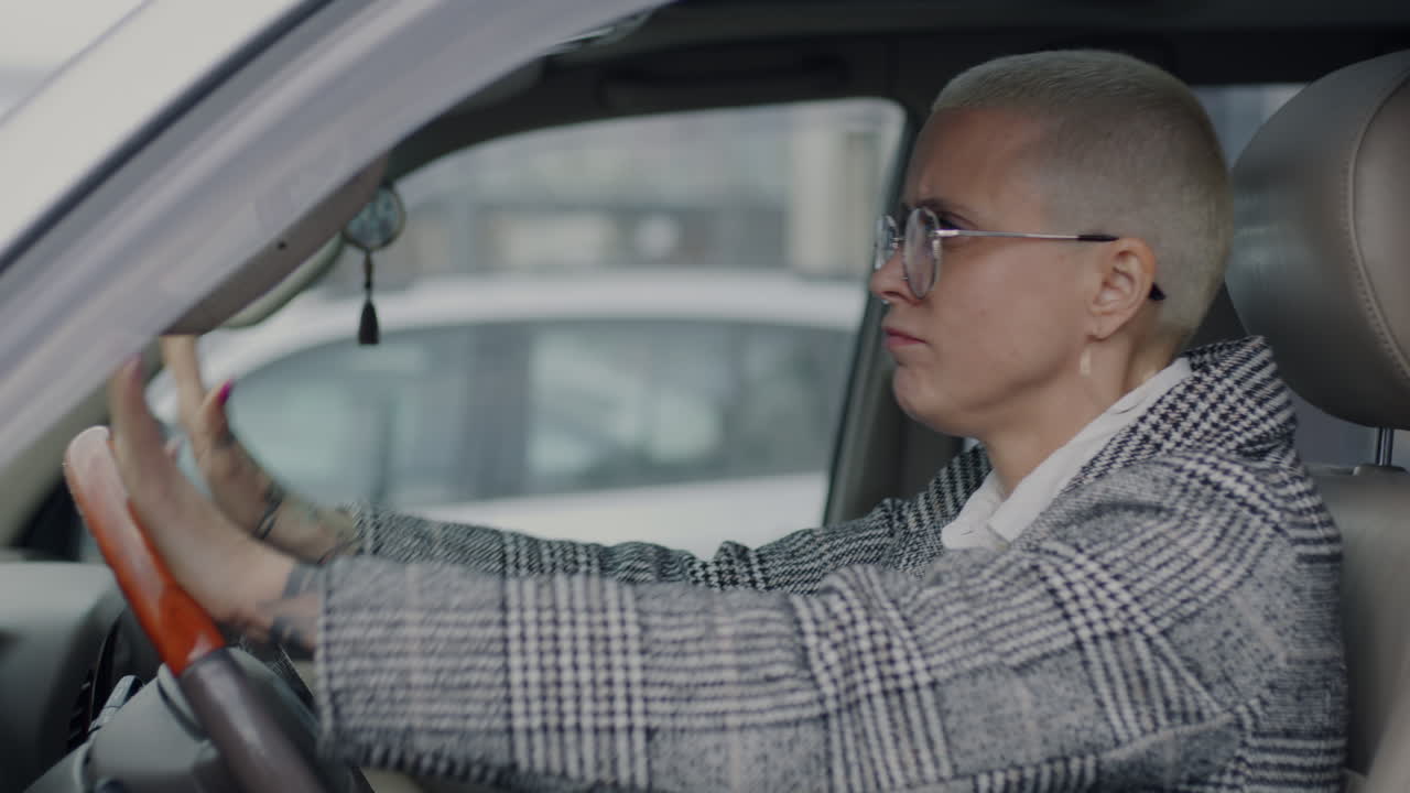 mujer conduciendo un automóvil