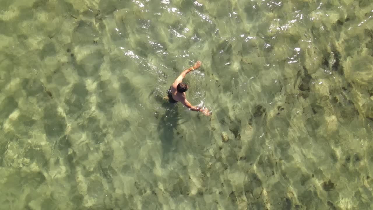 dron aéreo nadando en el mar 1