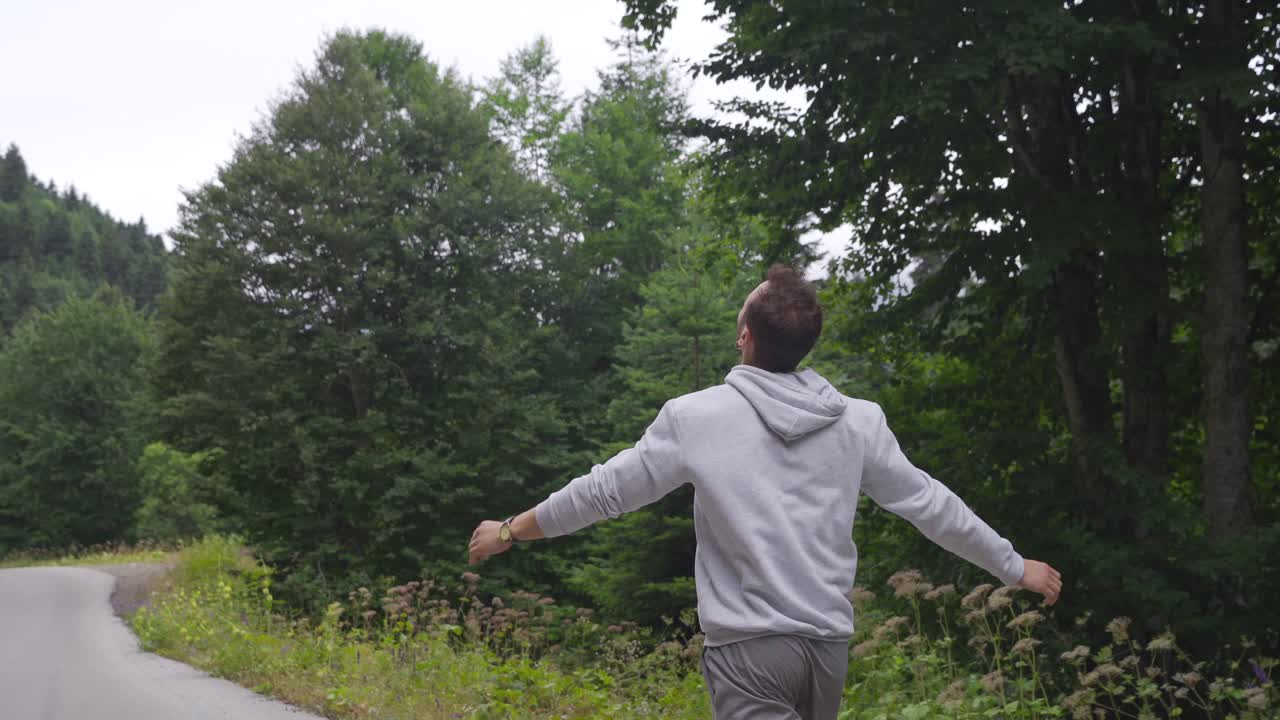 야외에서 스포츠를 하는 것.