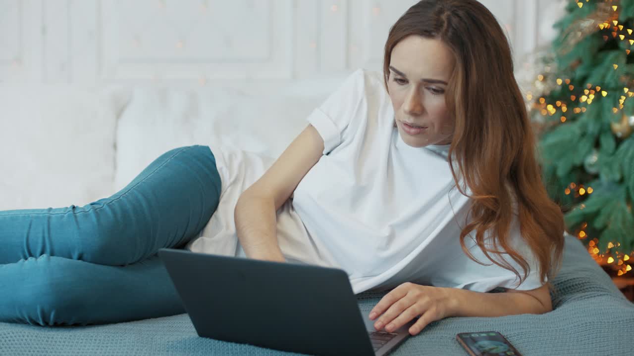 mujer de negocios seria mirando la pantalla de la computadora en un dormitorio de lujo.