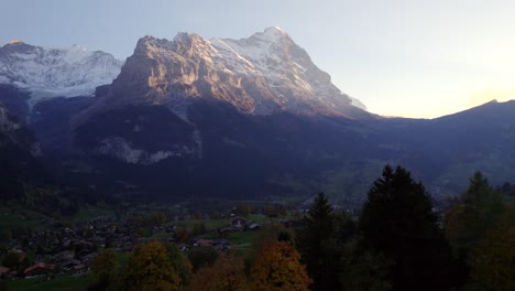 Drohnenaufnahmen-Aus-Der-Luft,-Die-Nach-Unten-Steigen-Und-Einen-Malerischen-Blick-Auf-Den-Eiger-Und-Grindelwald-In-Der-Schweiz-Verbergen