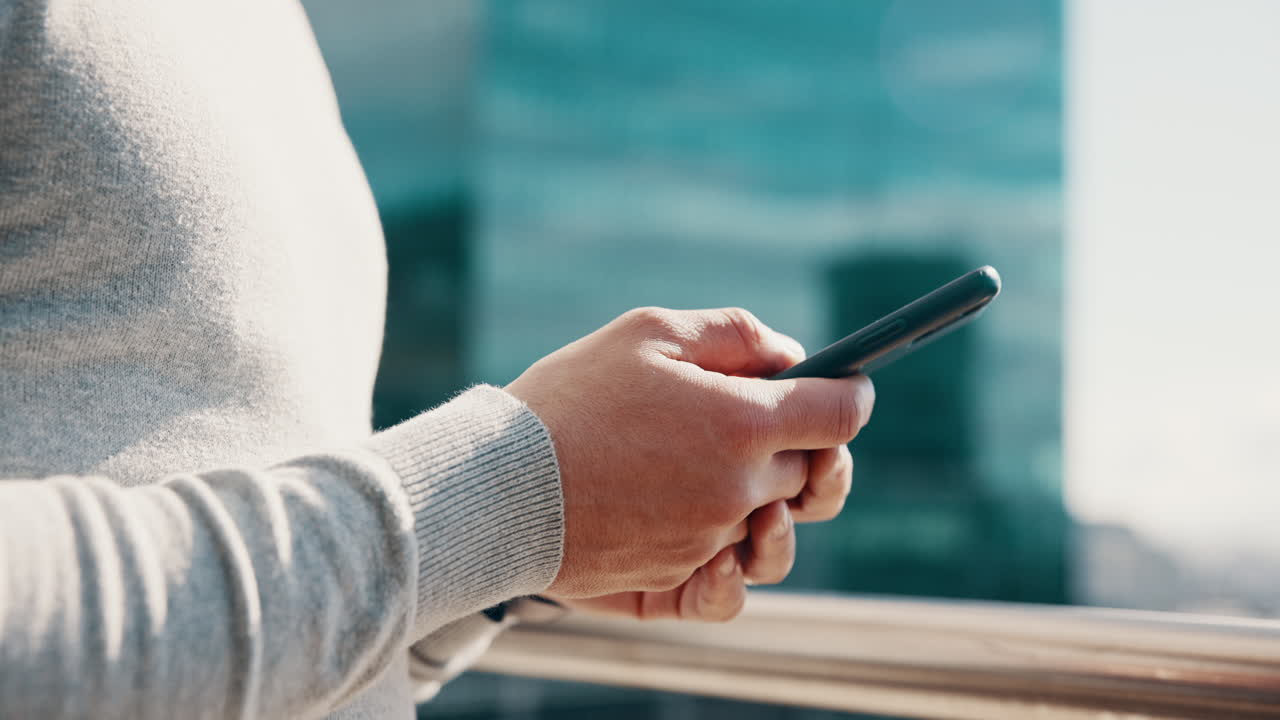 야외에서 스마트폰을 사용하는 사람