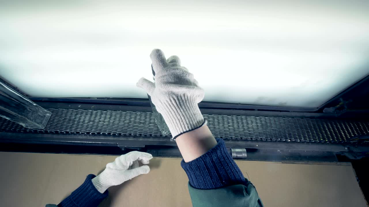 유리 병은 회전되고 검사되고 결함이있는 병은 제거됩니다.