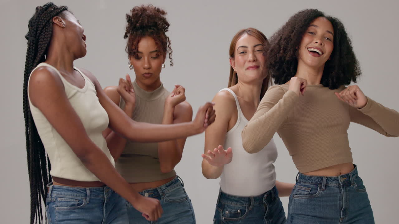 cuatro amigas felices bailando juntas