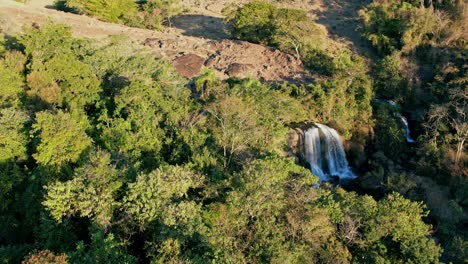 Luftaufnahmen-Eines-Kleinen-Wasserfalls-In-Einem-Wald