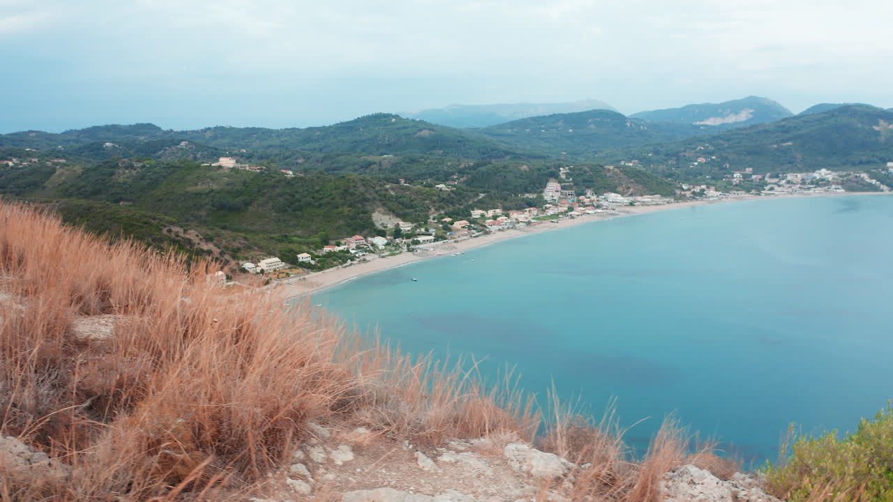 오른쪽으로 느린 드론 카메라 움직임