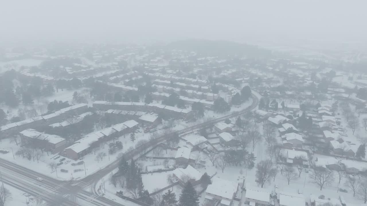Tranquila mañana nevada en Mississauga, Ontario, Canadá. Escena invernal