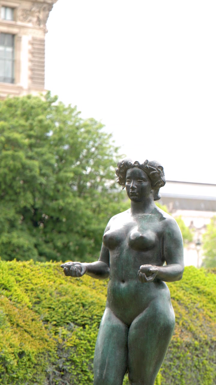 Statua di bronzo di una donna in un giardino pubblico