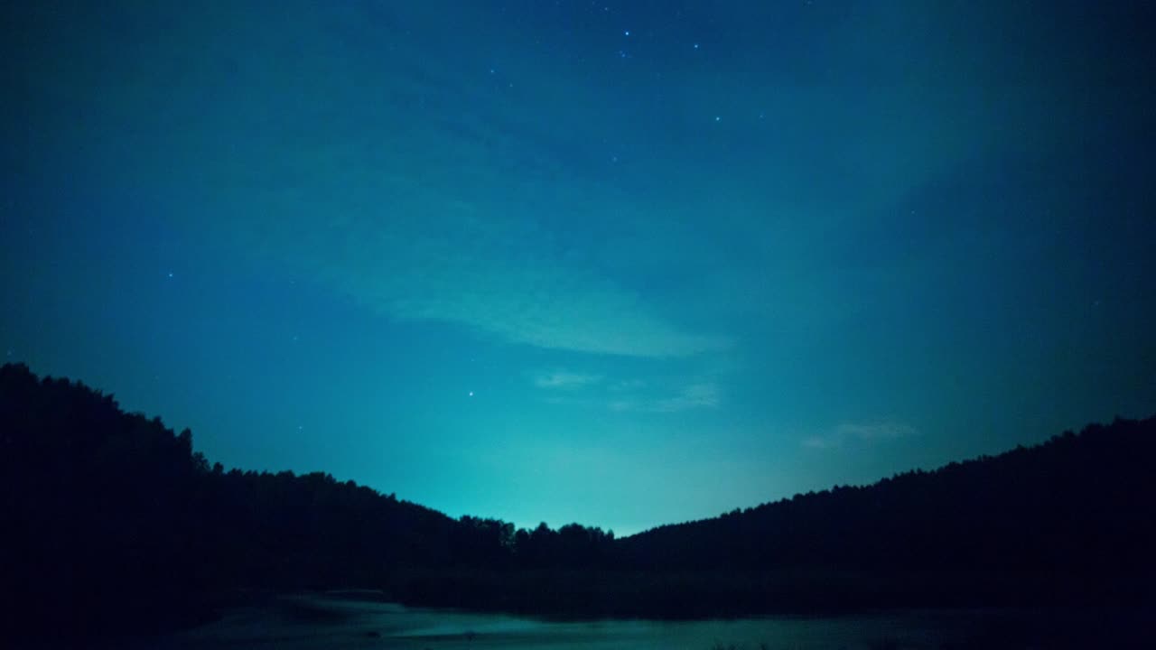 숲의 호수 위의 별빛 밤