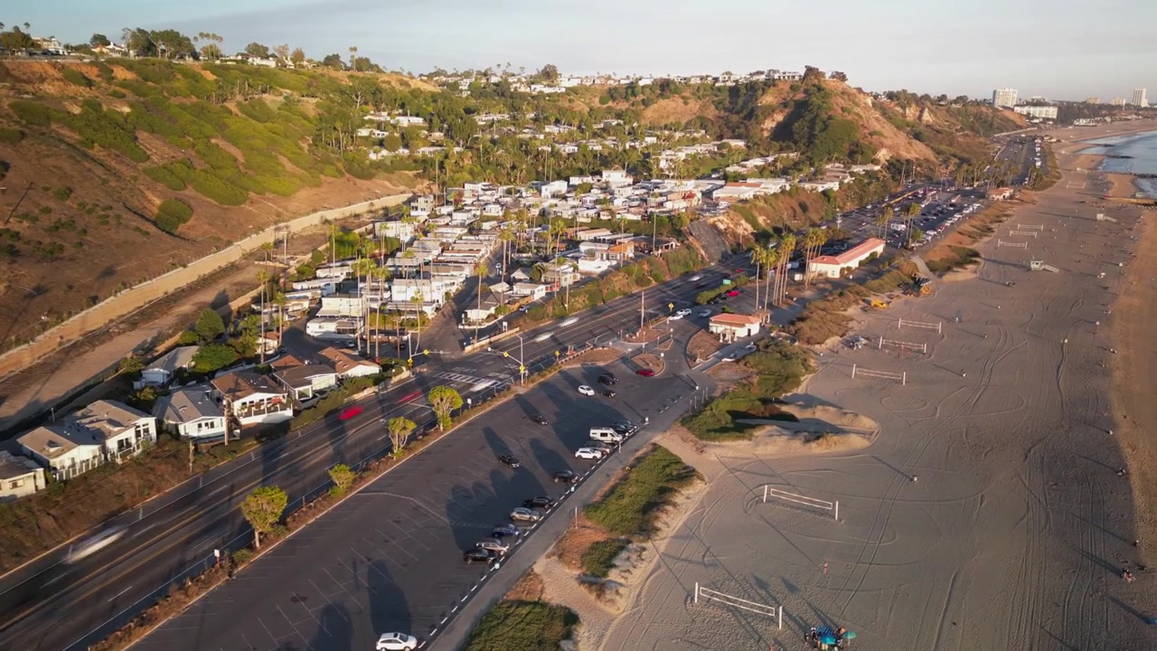 Sobrevoo na hora dourada da seção Pacific Palisades da Pacific Coast Hwy.