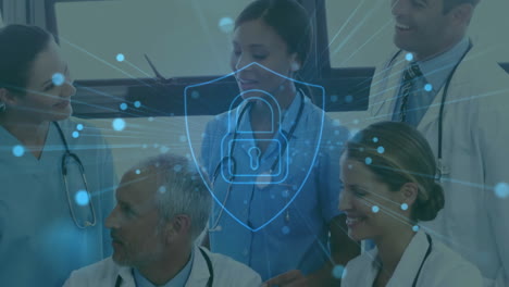 animación del icono del candado sobre diversos médicos que usan la tableta en el hospital