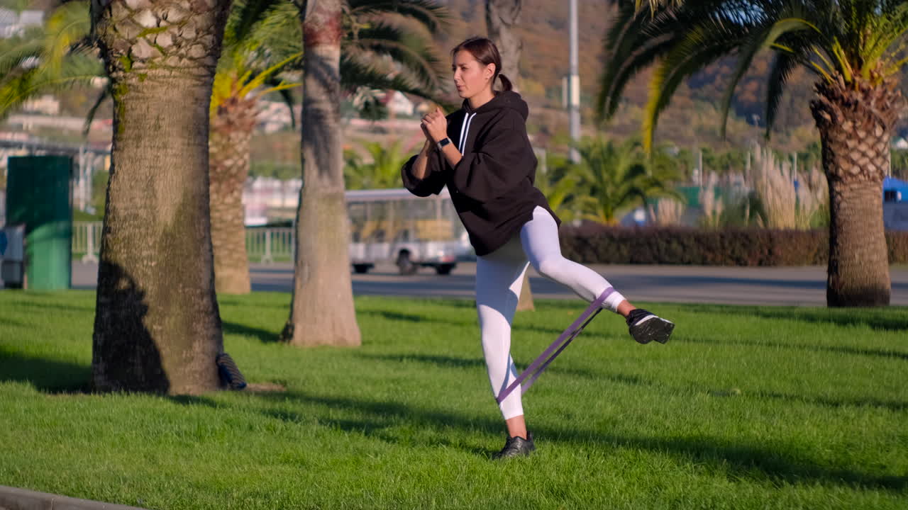 mujer al aire libre haciendo ejercicio con bandas de resistencia