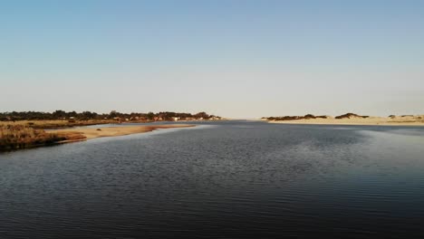 Drone-Volando-Sobre-Un-Río-En-Una-Desembocadura