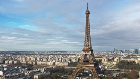 Tour-Eiffel-Y-La-Défense-Al-Fondo,-Paisaje-Parisino,-Francia