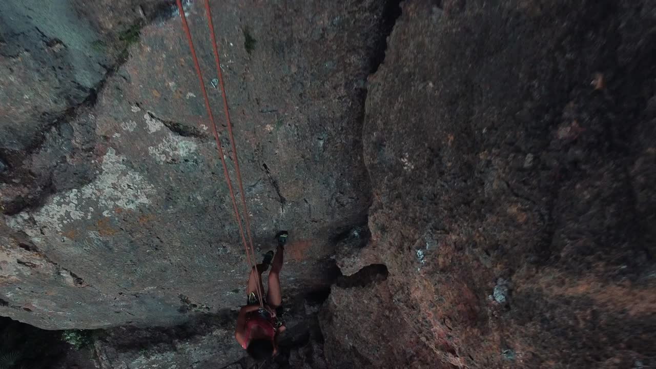 escalada deportista rapel montaña abajo